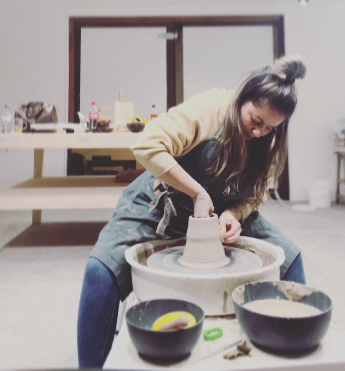 Krystle werkt met klei aan de pottenbakkersschijf